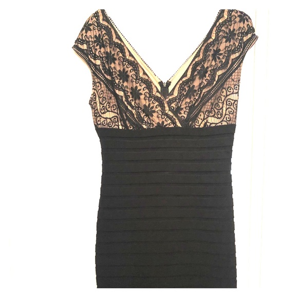 Lace and black dress - Picture 4 of 5